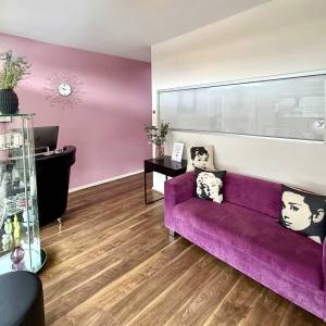 beauty room for rent